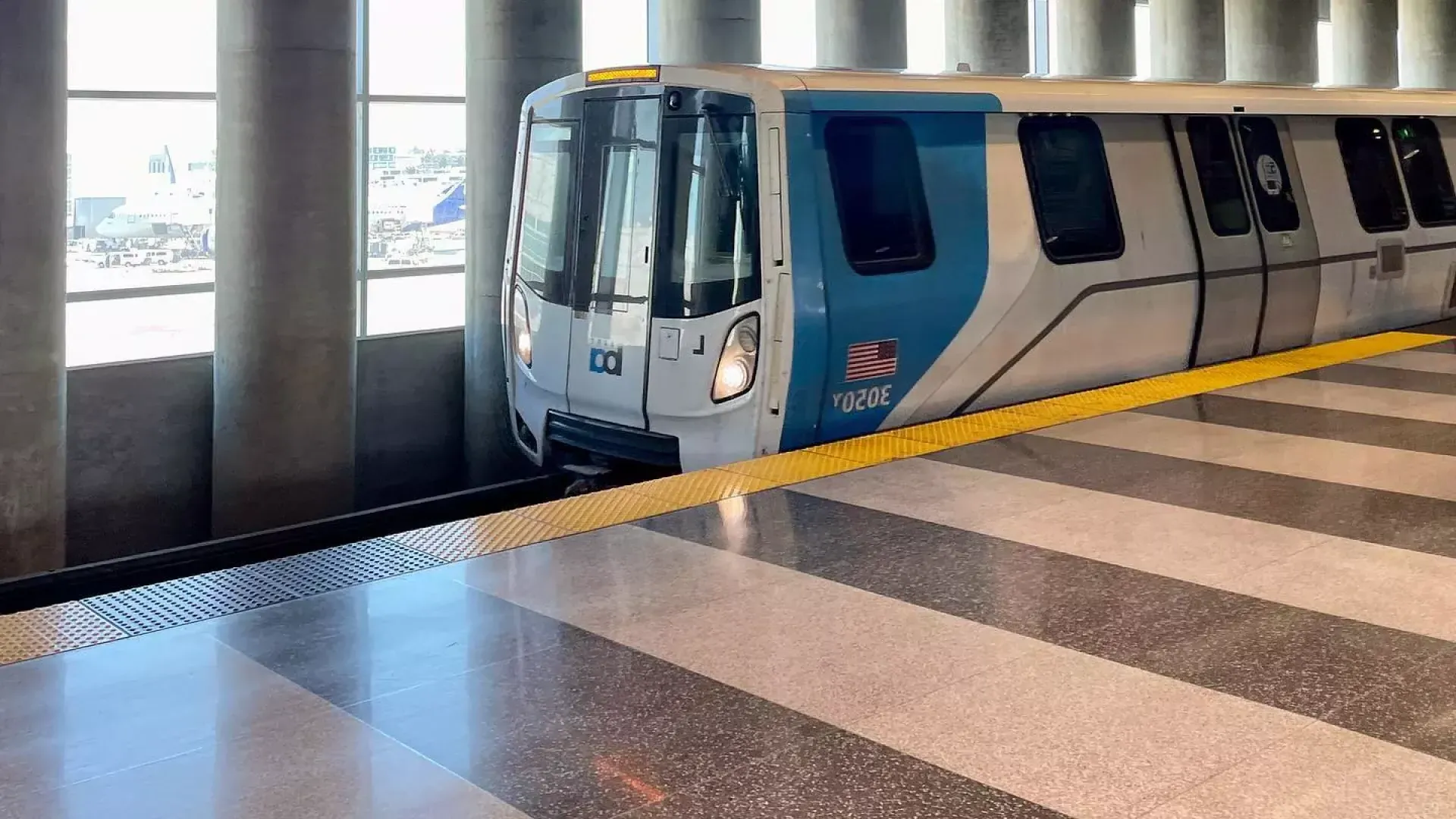 Am Bahnhof wartet ein BART-Zug auf Fahrgäste.